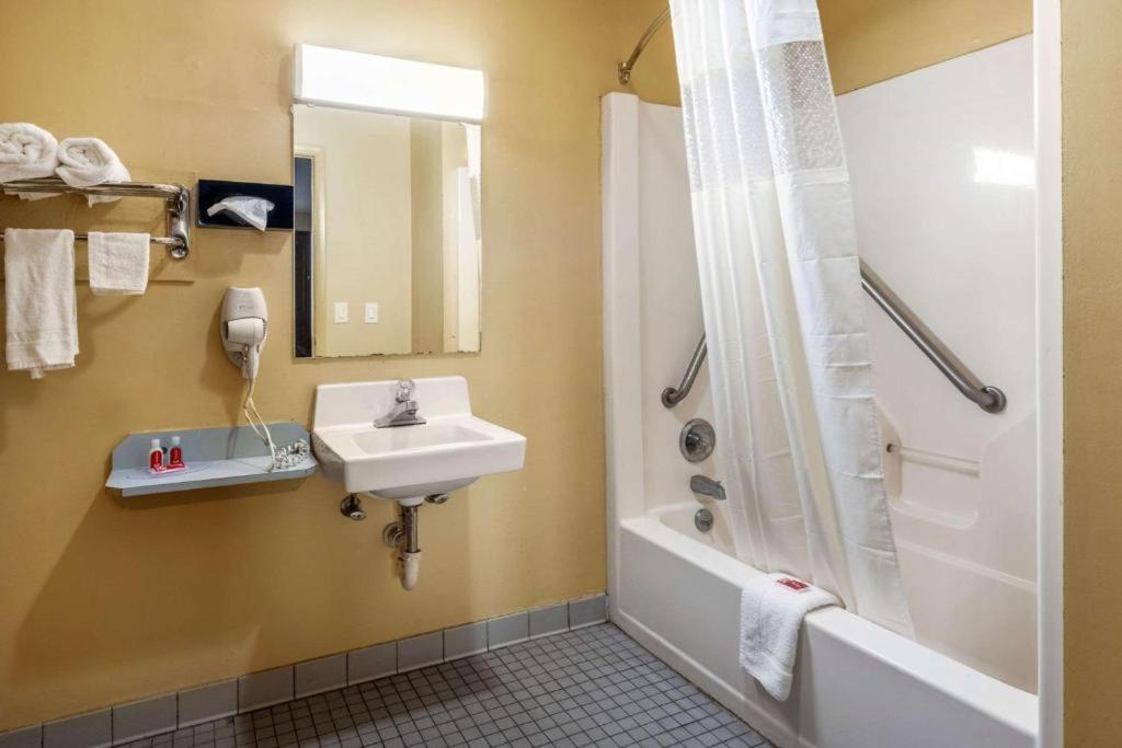 Southern Inn And Suites Spartanburg Bagian luar foto